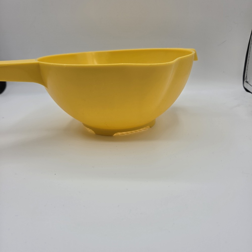 Tupperware #1523-1 Large 2 Quart Yellow Colander Strainer Handle Vintage USA - Picture 2 of 11